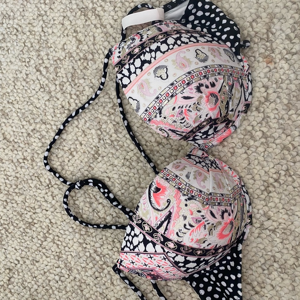 NWOT- Victoria’s Secret bikini top